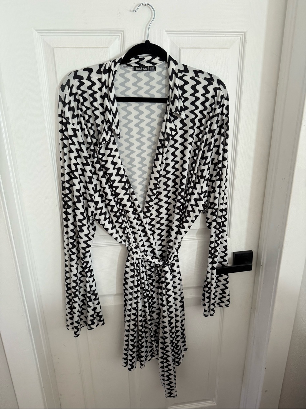 NWOT Black & White Zigzag Wrap dress